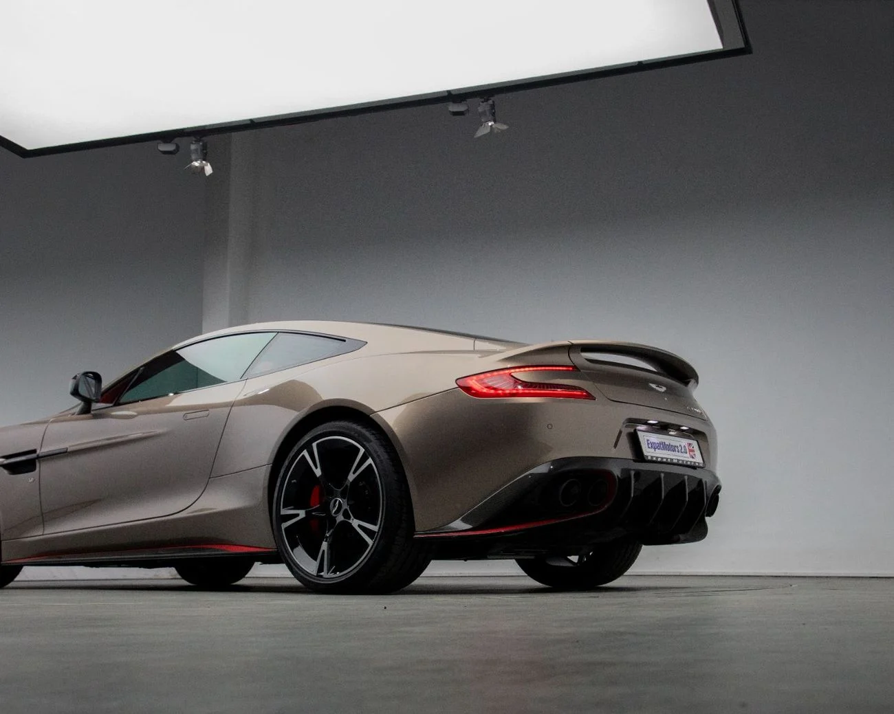 استون مارتین ونکوئیش — Aston Martin